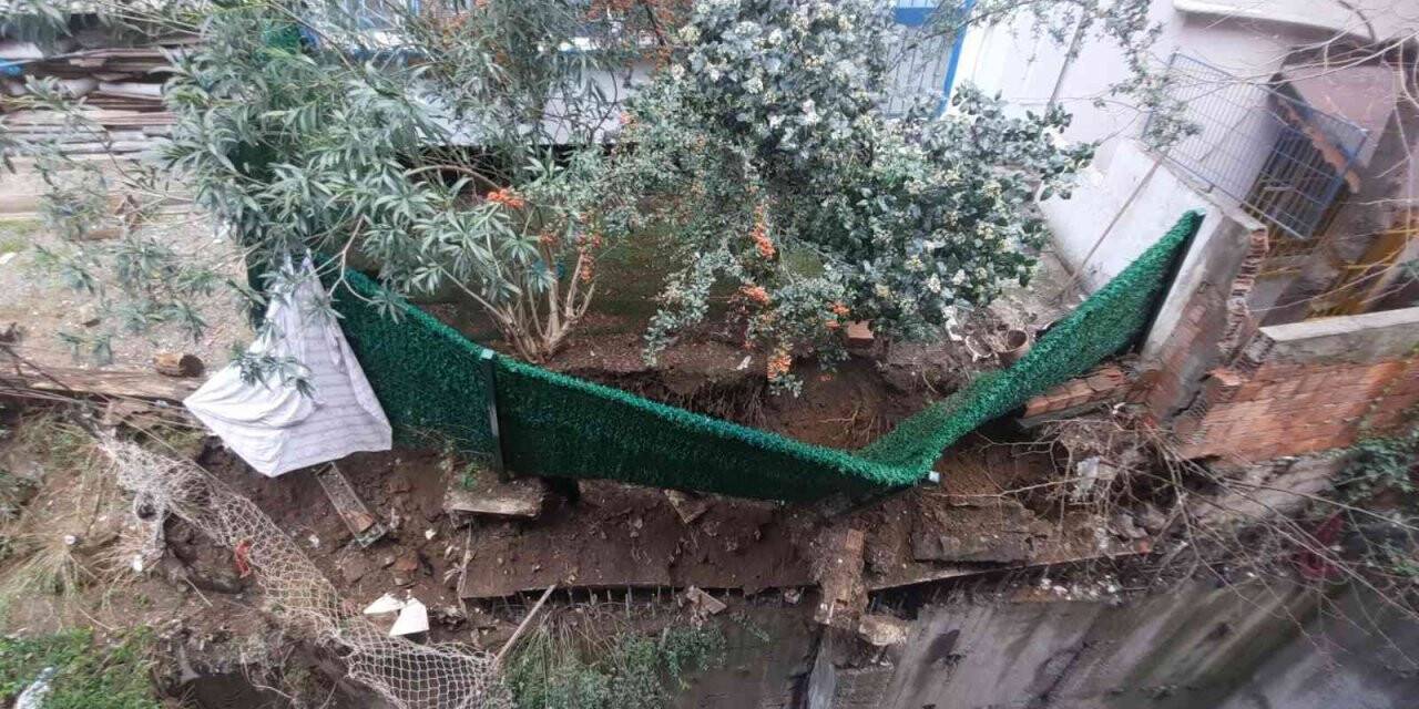 Şişli’de bir binanın bahçesi duvarla birlikte çöktü