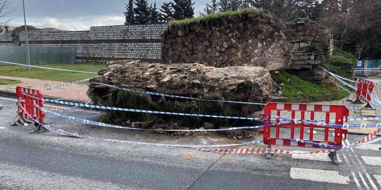 Fatih’te tarihi surların bir bölümü yola devrildi