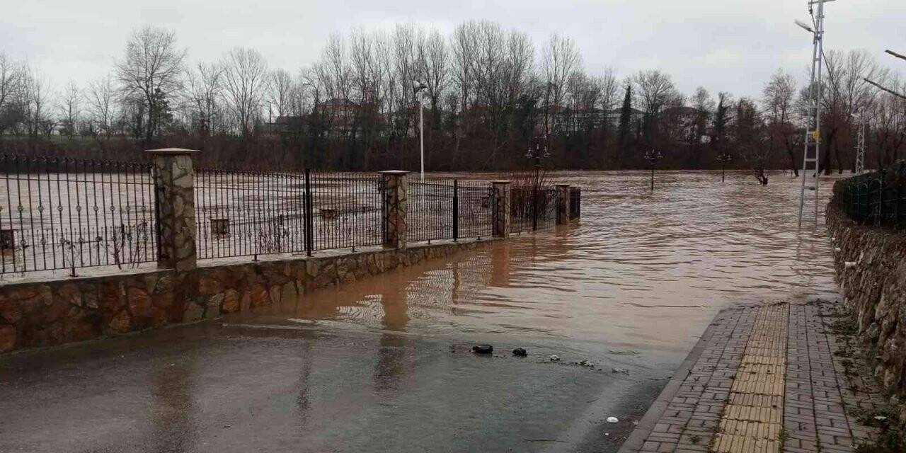 Sağanak yağışla eriyen karlar taşkınlara neden oldu