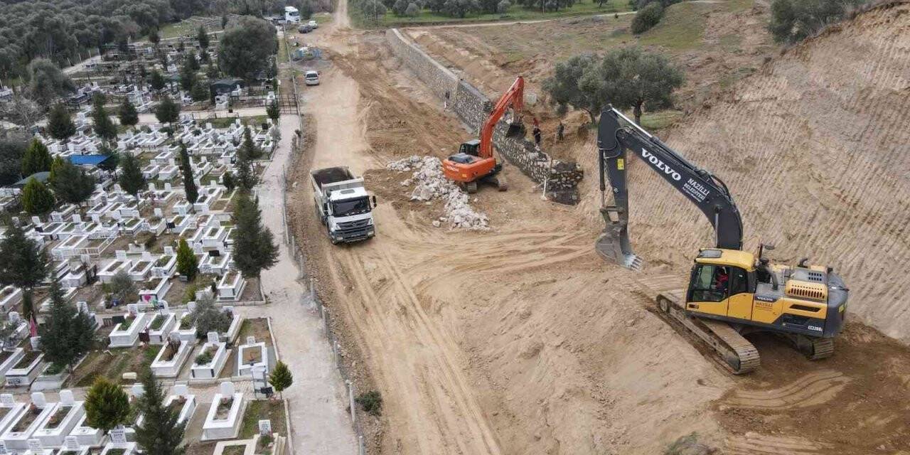 Başkan Özcan, Eğriboyun Mezarlığı’ndaki çalışmaları yerinde inceledi