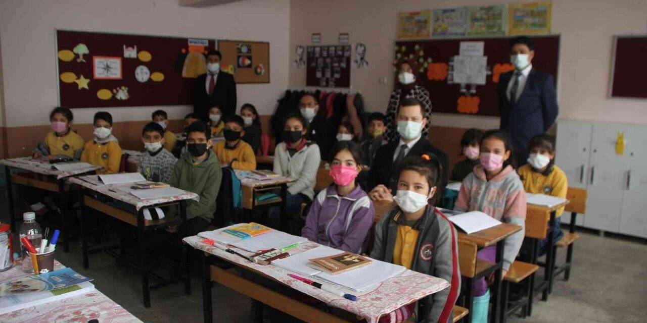 Malazgirt Kaymakamı Demirer’den okul ziyareti