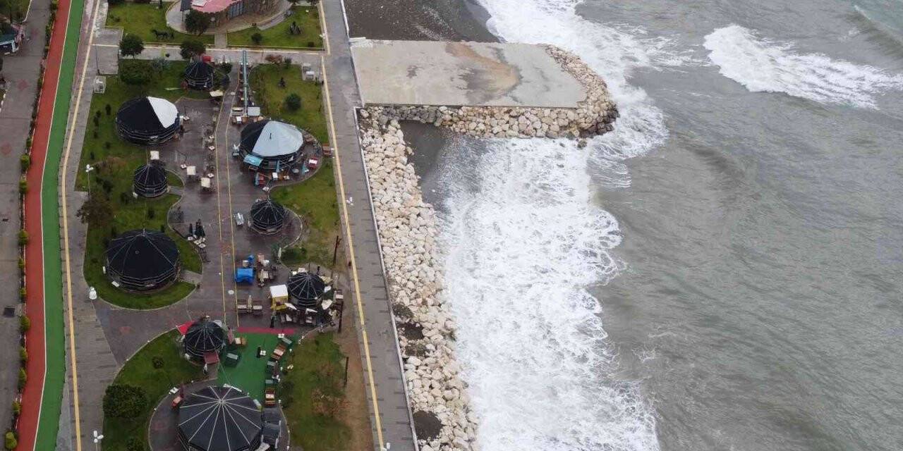 Doğu Akdeniz’de lodos, dalgalar kıyı şeridini kapladı tekneler açılamadı
