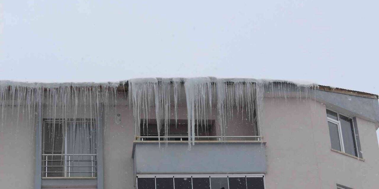 Çatılarda oluşan buz sarkıtları 3 metreyi buldu