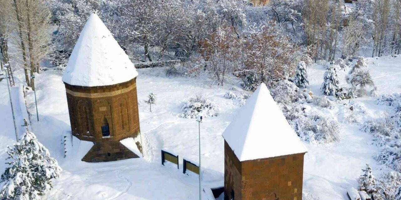 Kubbeleri beyaza bürünen Ahlat kümbetlerinden masalsı görüntüler