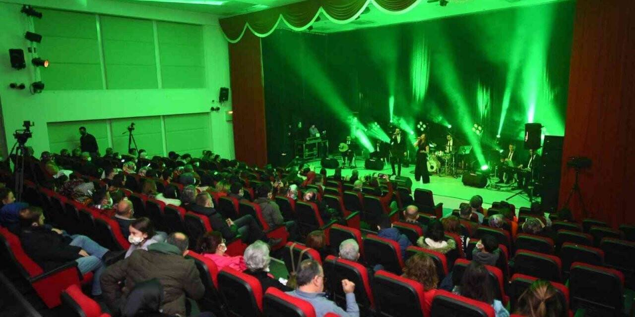 Şehr-i Dilara Müzik Topluluğu, söylediği şarkılarla kulakların pasını sildi
