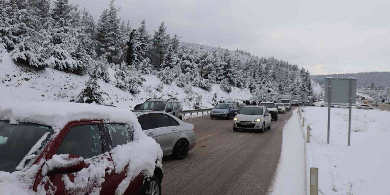 Kar Denizli’nin Antalya ve Muğla ile olan ulaşımında aksamalara neden oldu