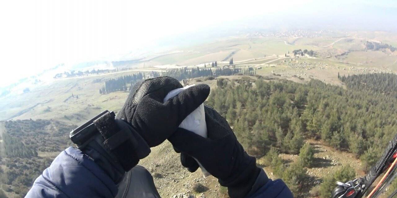 Kuşlar aç kalmasın diye paraşütle dağı bombaladılar