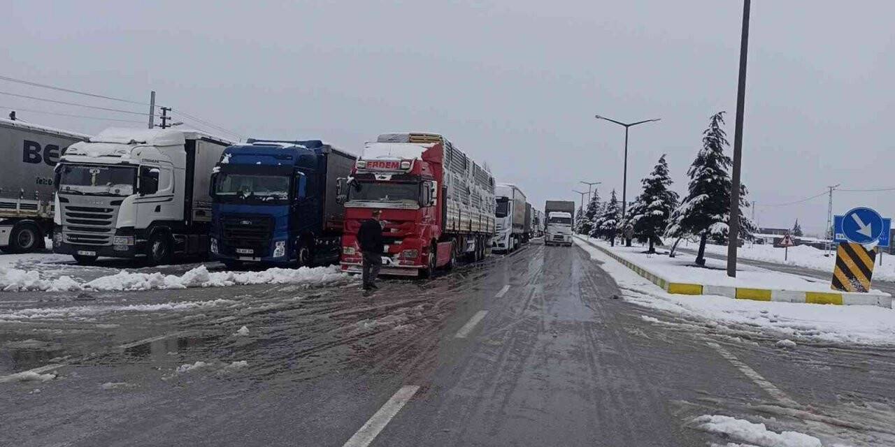Konya Antalya yolunda kar yağışı trafikte aksamalara sebep oluyor
