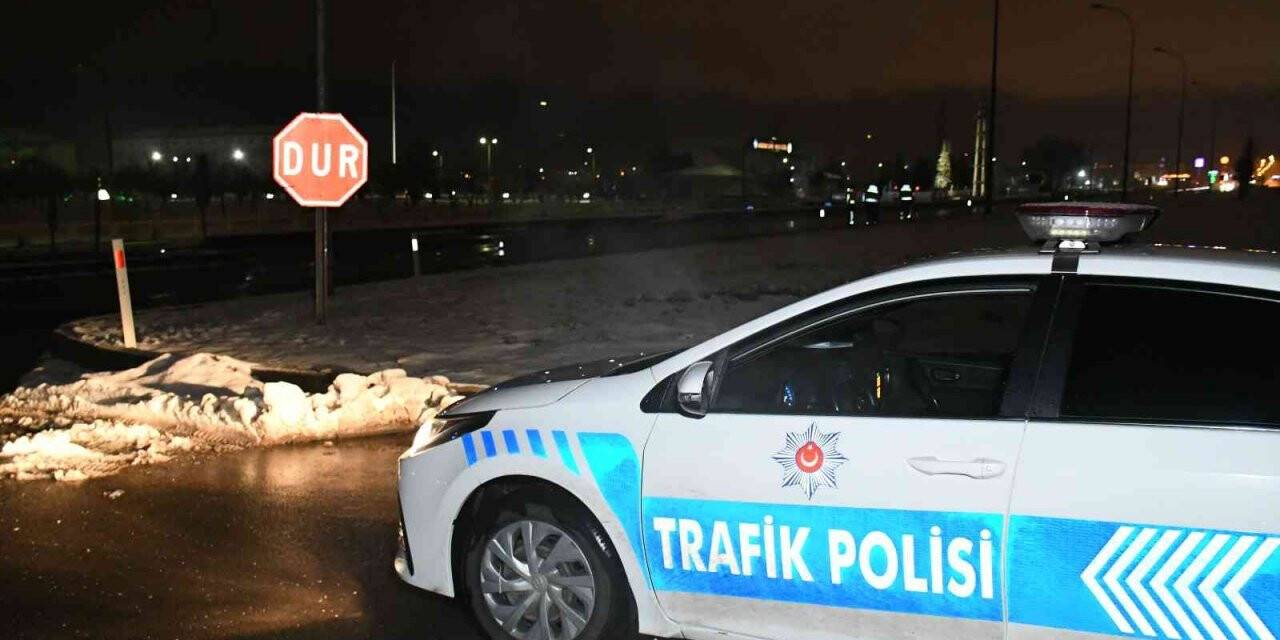 Aksaray-Konya karayolu kar yağışı ve tipi nedeniyle trafiğe kapatıldı