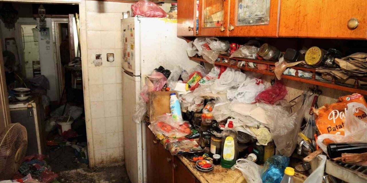 Akdeniz’de bir evden 2 kamyon çöp çıkarıldı