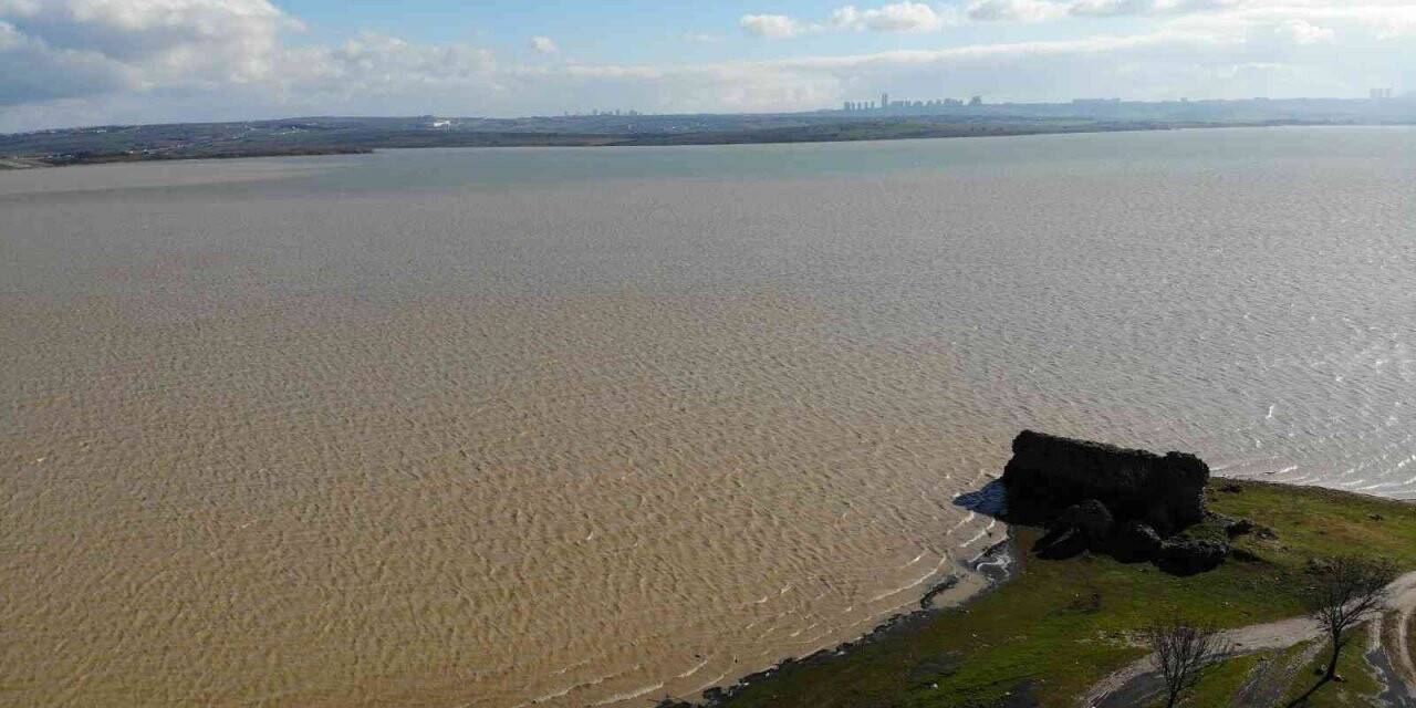 Büyükçekmece gölü yağışlar sonrası çamura döndü