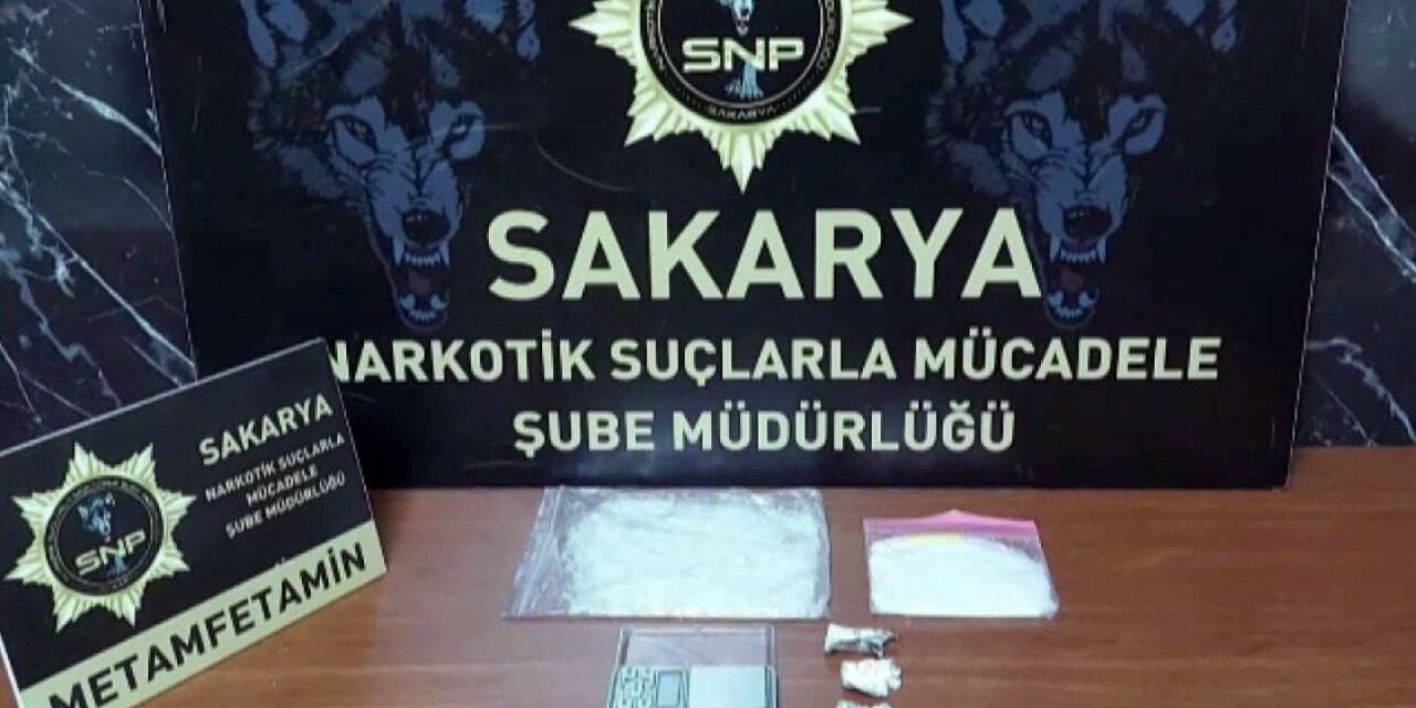 Yabancı uyruklu karı koca uyuşturucuyu otomobilin kaputuna saklamış