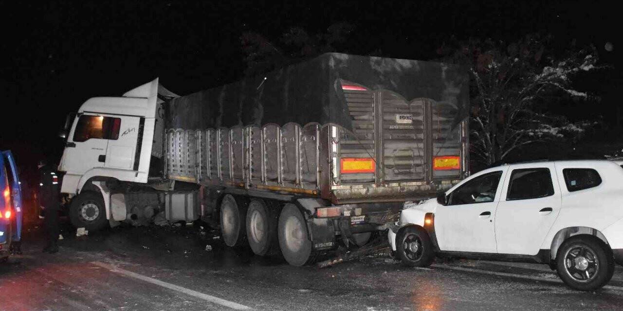Afyonkarahisar-Konya karayolunda buzlanma ve kazalar nedeniyle 2 saattir ulaşım sağlanamıyor