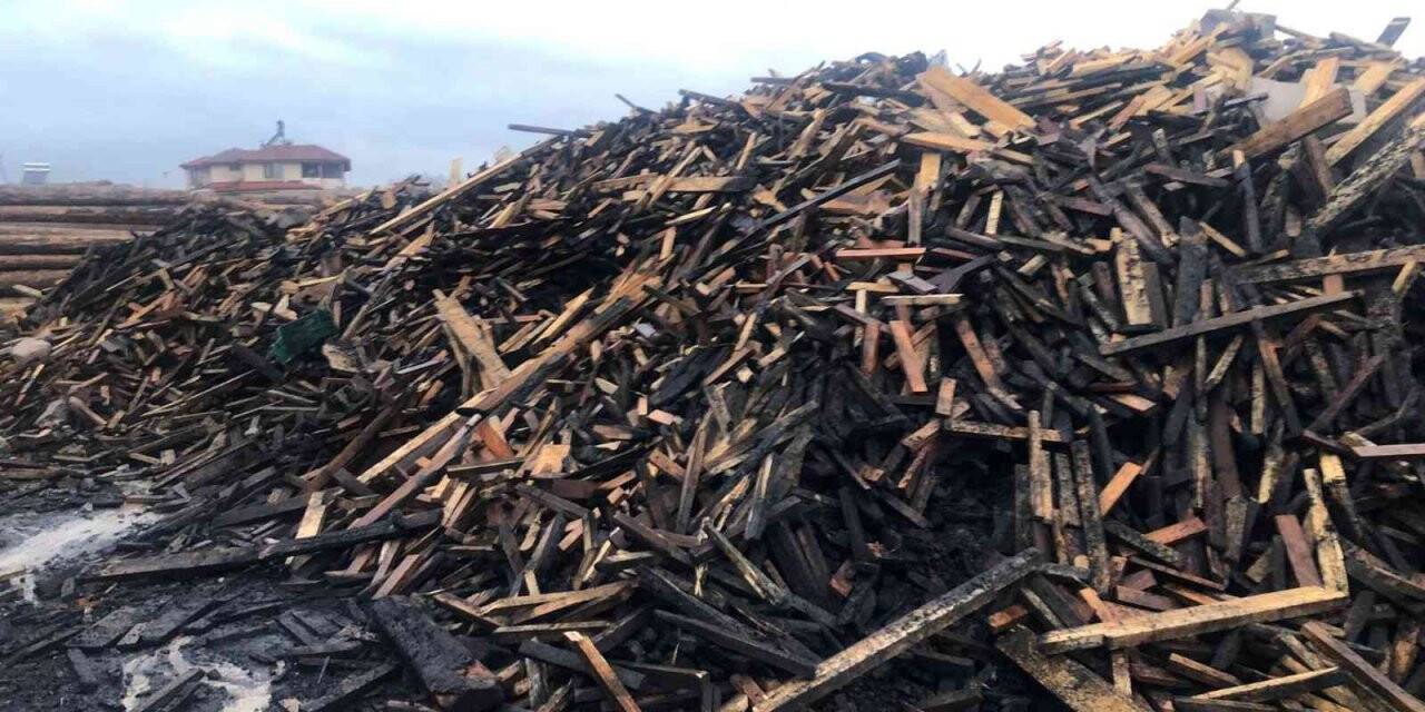 Kereste fabrikasındaki hasar gün ağarınca ortaya çıktı