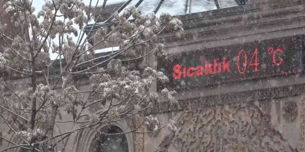 Aksaray’da sabah başlayan kar yağışı etkili oluyor
