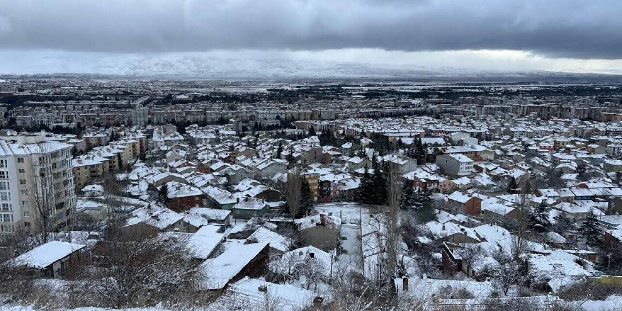 Kar Eskişehir’de sevinçle karşılandı