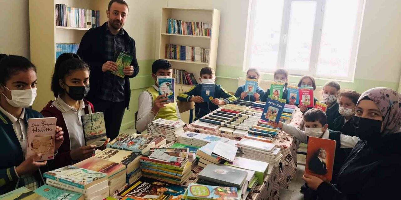 Fedakar öğretmen görev yaptığı köy okuluna kütüphane kazandırdı