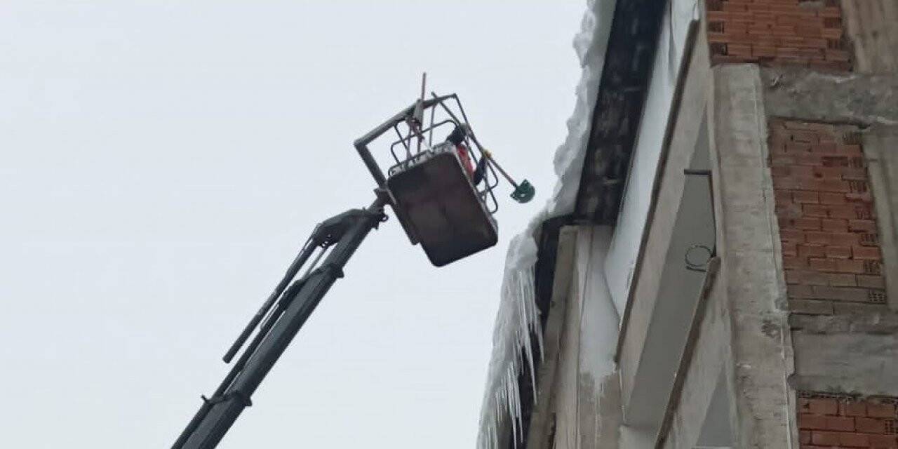 Bingöl’de buz sarkıtları temizleniyor