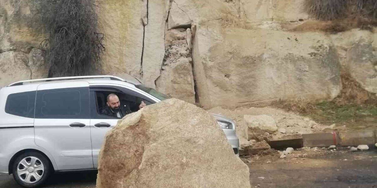 Nevşehir’de kopan kaya parçası yola yuvarlandı