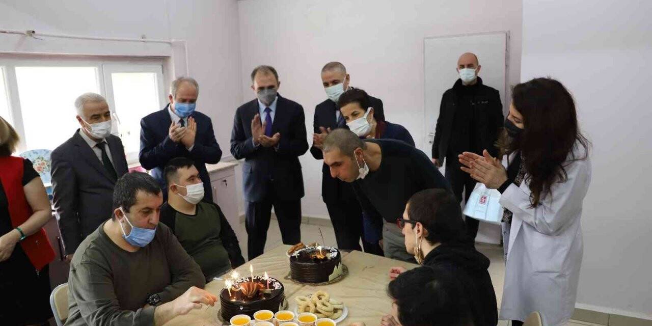 F.Ü. Rektörü Göktaş’tan özel çocuklara doğum günü sürprizi