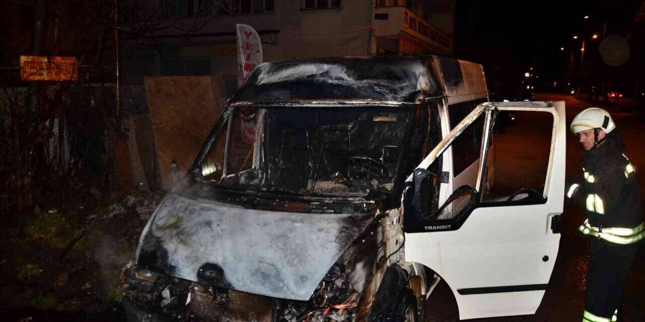 Park halindeyken yanan minibüs kullanılamaz hale geldi