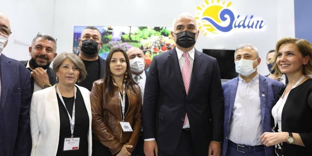 Bakan Ersoy, fuarda Didim Belediyesi’nin çalışmaları hakkında bilgi aldı