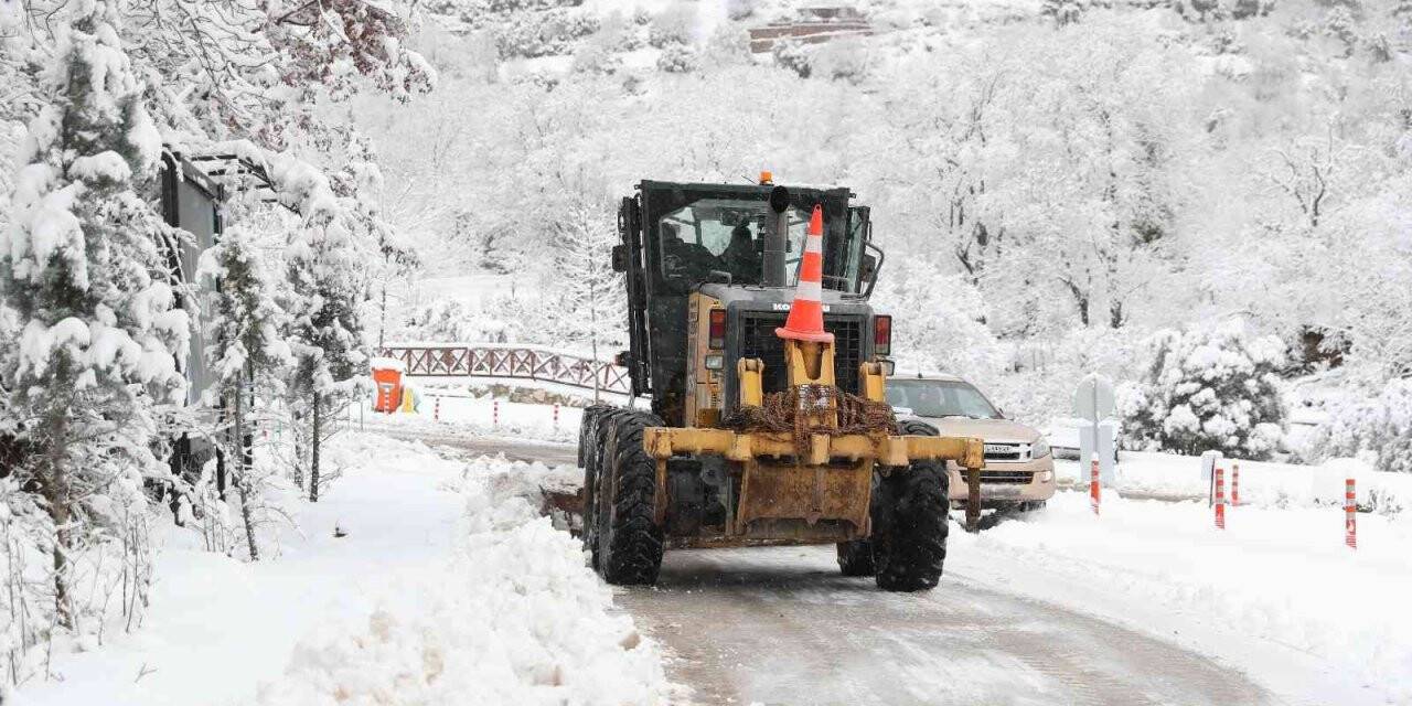 Merkezefendi’de karla mücadele devam ediyor