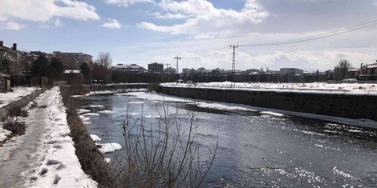 Kars Çayı’nın buzları çözülmeye başladı