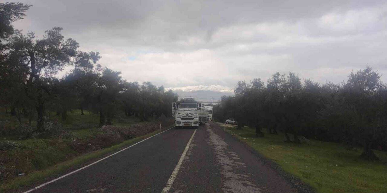 Yoldan çıkan tır trafiği kapattı