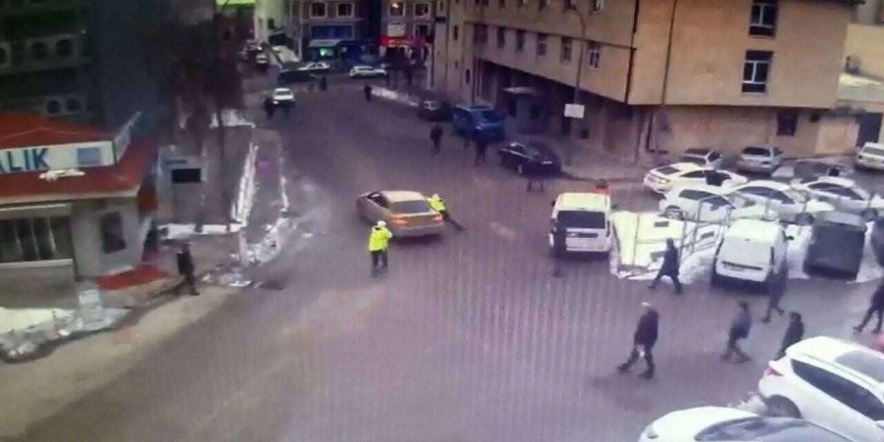 Taksicinin aracını bağlamak isteyen polisi sürüklediği anlar kamerada