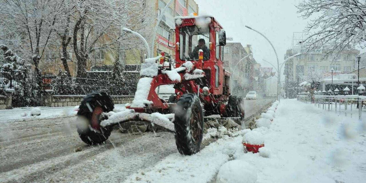 Karaman Belediyesi’nden karla mücadele çalışmaları