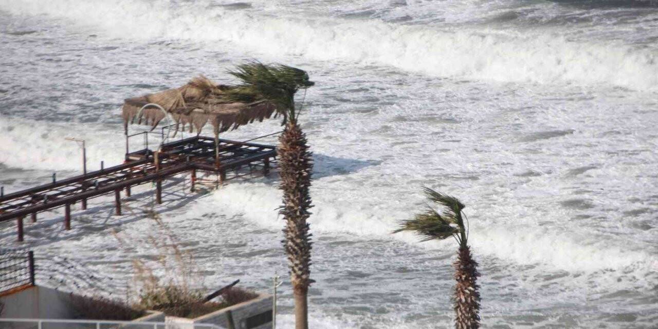 Bodrum’da fırtına 74 kilometre hıza ulaştı