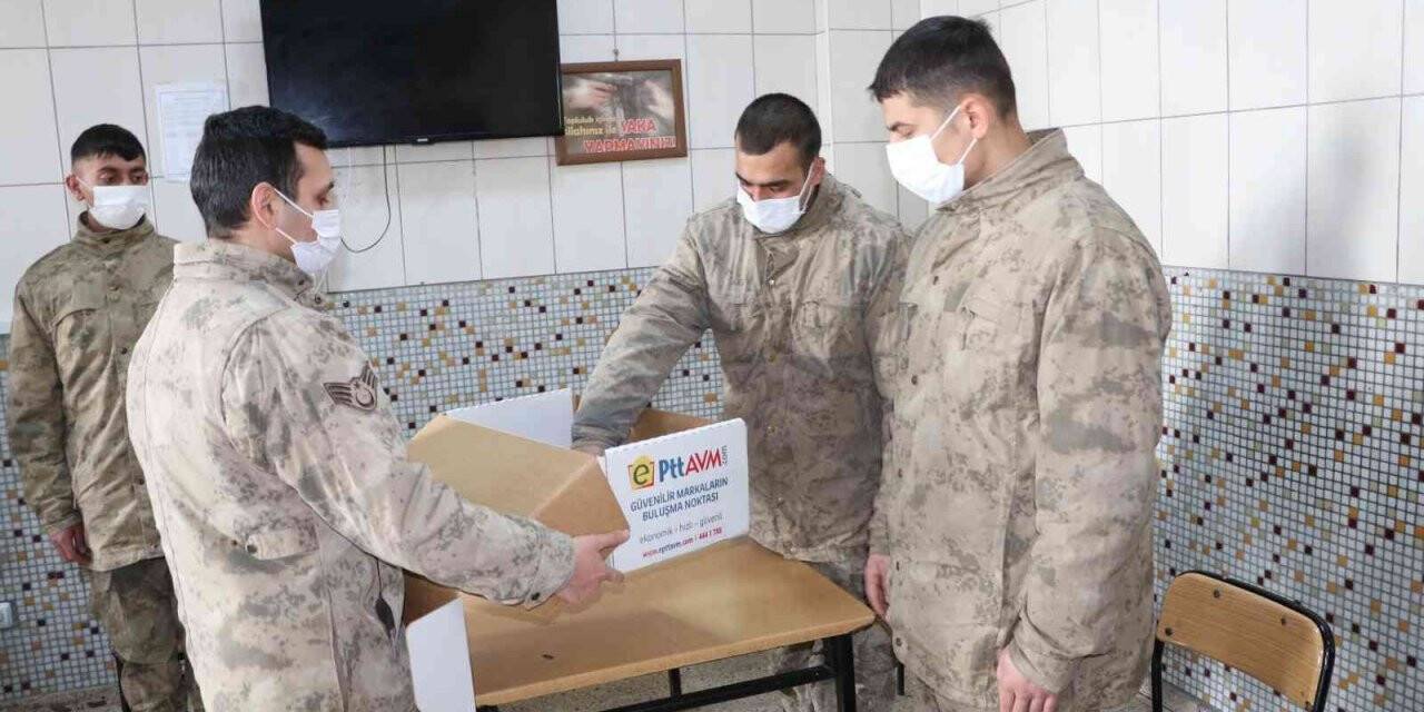 Emirzade ninenin ördüğü çoraplar Mehmetçiğe teslim edildi