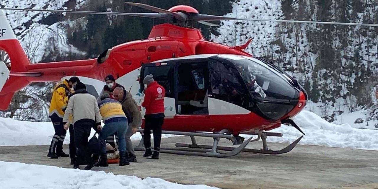 Kar nedeniyle mahsur kalan hasta için hava ambulansı köye indi