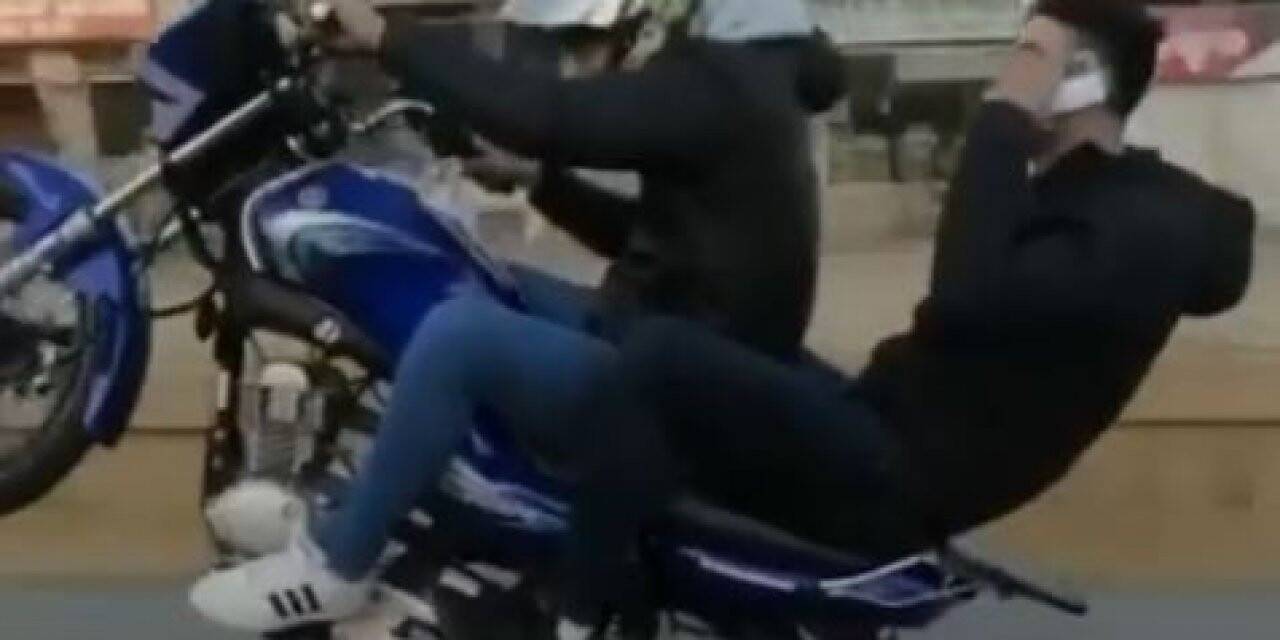 Trafikte tek teker üzerinde giden motosiklet sürücüsüne 2 bin 400 lira ceza