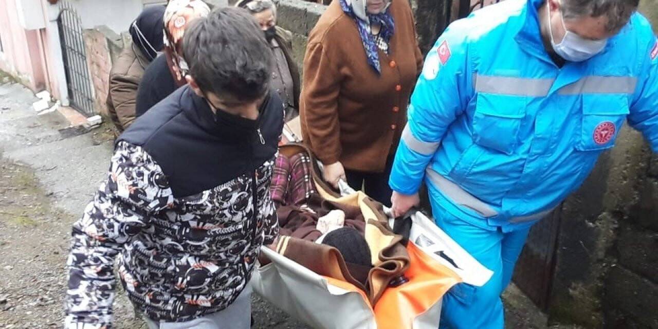 86 yaşındaki yaşlı kadın yol olmadığı için elde taşındı