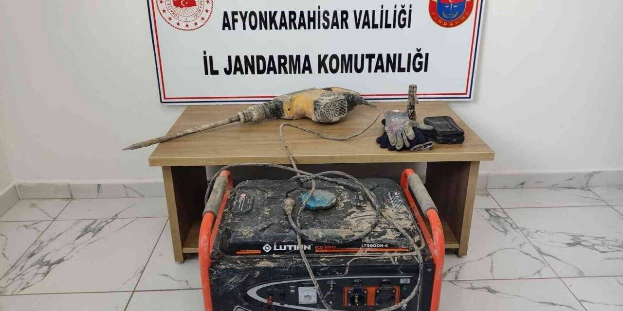 Kaçmaya çalışan define avcılarını jandarma yakaladı