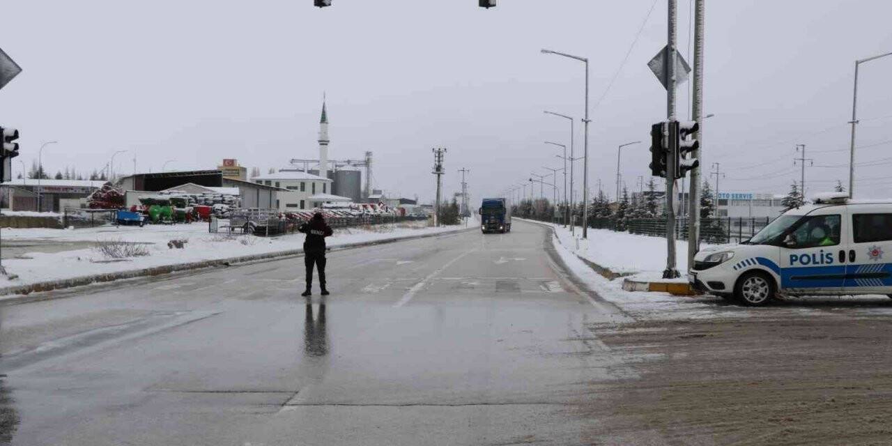 Afyonkarahisar-Antalya karayolu tır ve ağır tonajlı araçların geçişine kapatıldı