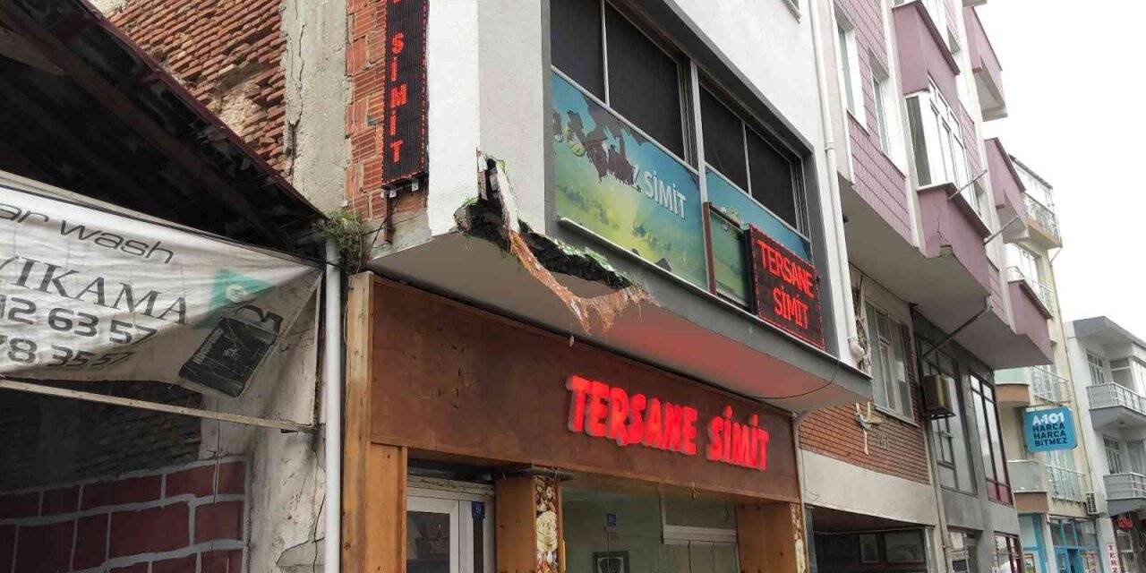 Kamyon dar sokakta iş yerinin duvarına çarptı