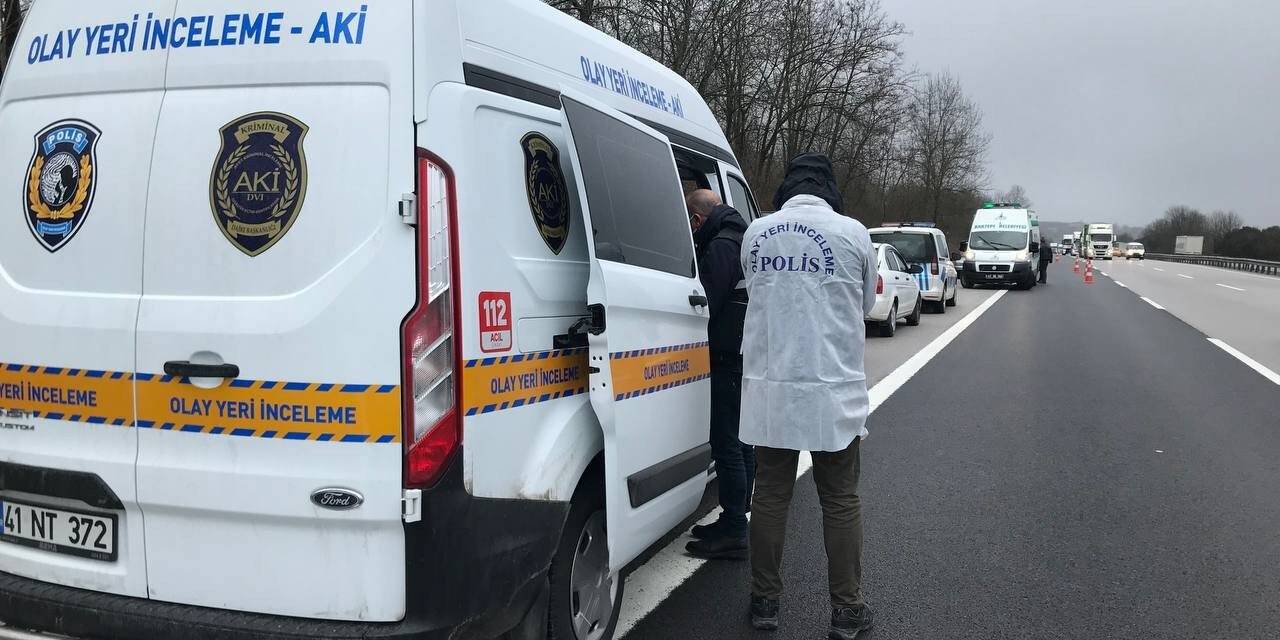 TEM’de yol ortasında duran otomobil içinde ölü bulundu
