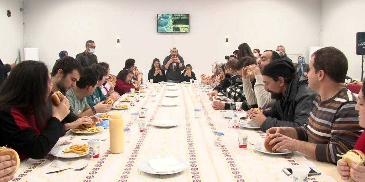 MasterChef yarışmacısı Tahsin Küçük Down sendromlu gençlerle hamburger yaptı