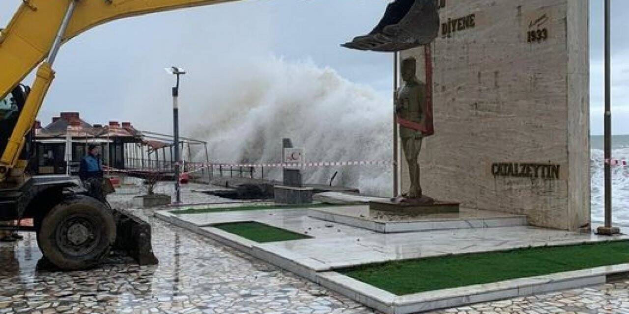 Fırtına nedeniyle tedbir amaçlı Atatürk Anıtı yerinden söküldü