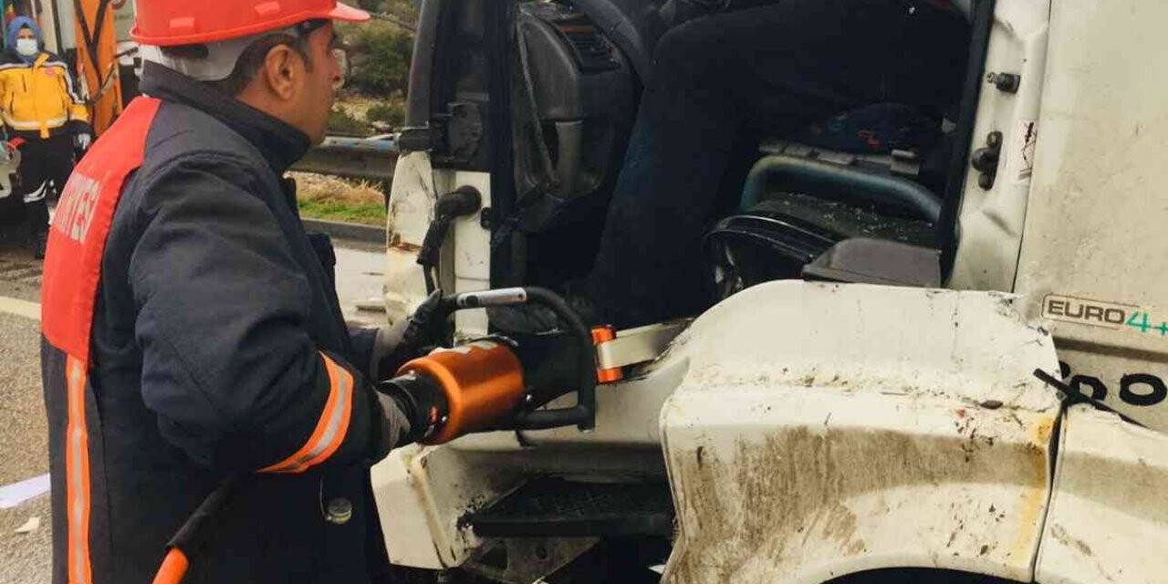 Tıra çarpan kamyonun sürücüsü yaralandı