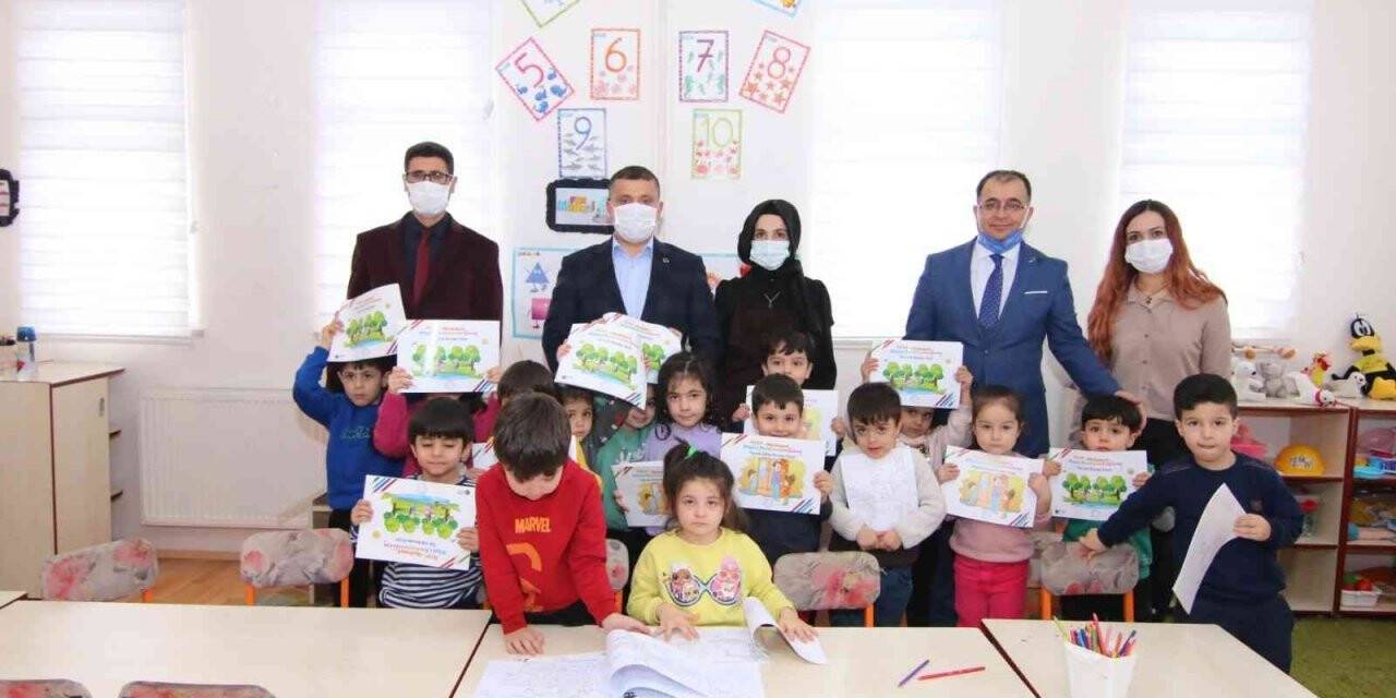 Kaymakam Mehmetbeyoğlu’ndan öğrencilere boyama kitabı