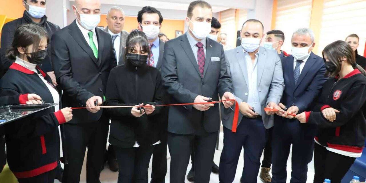 Vali Akbıyık ‘Gençlik ve Gelecek’ temalı söyleşiye katıldı