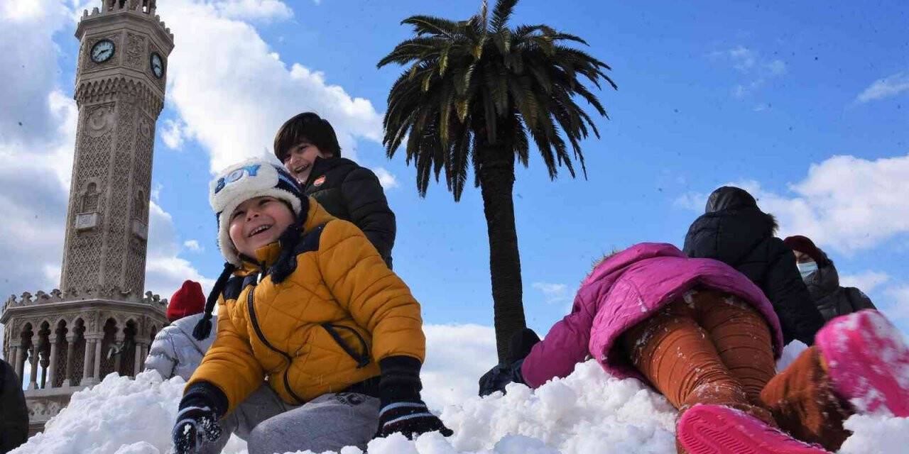 Konak Meydanı’na kar sürprizi