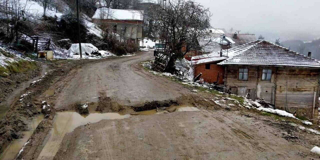 Köy yollarında çökme ve çatlaklıklar oluştu