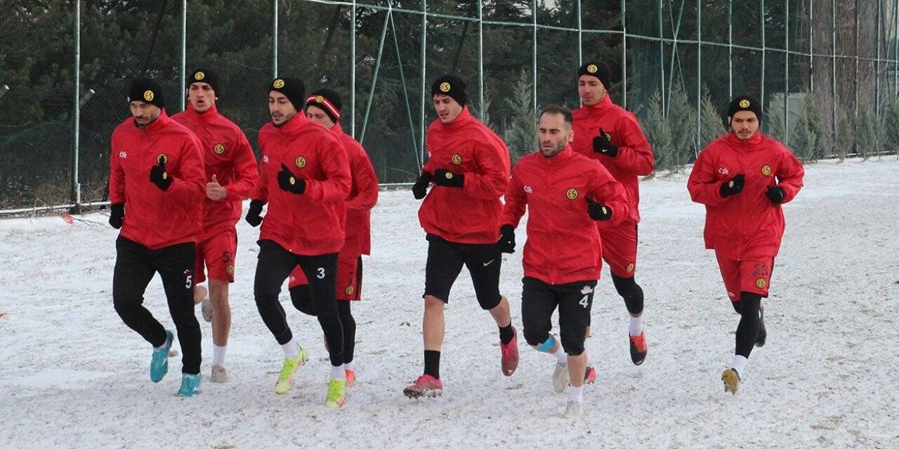 Eskişehirspor iki günlük iznin ardından antrenmanlara başladı