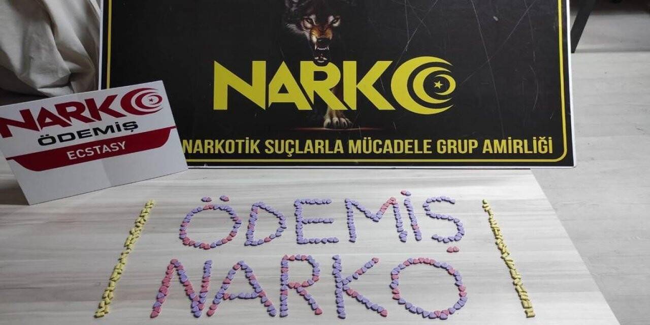 İzmir’de kıskıvrak yakalanan uyuşturucu tacirleri tutuklandı