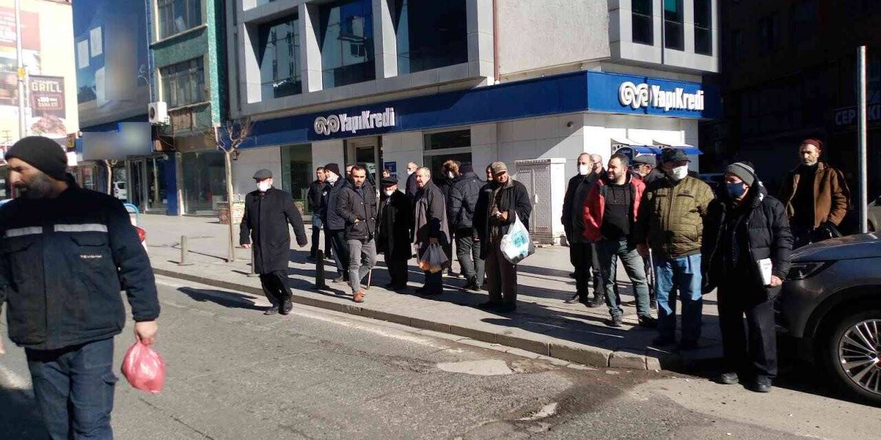 Aracın aynasının çarptığı yaşlı adam yaralandı